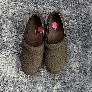Cushionaire Women's Leopard Print Mules / Clogs